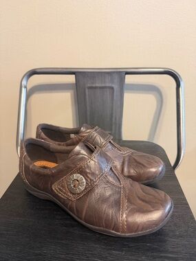 Clarks Artisan Brown Leather Mary Jane Flats Comfort Hook & Loop Shoes 6.5